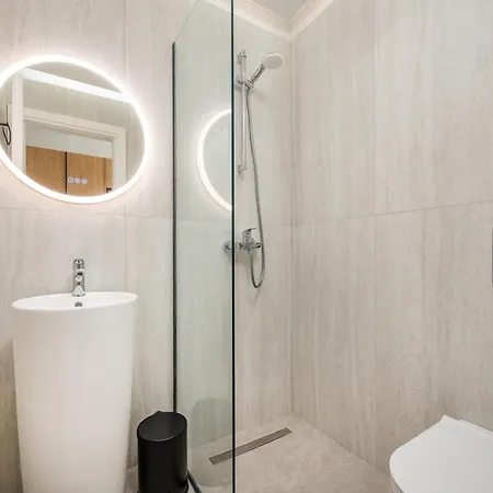 Luxury Homes - Zoe ランピ